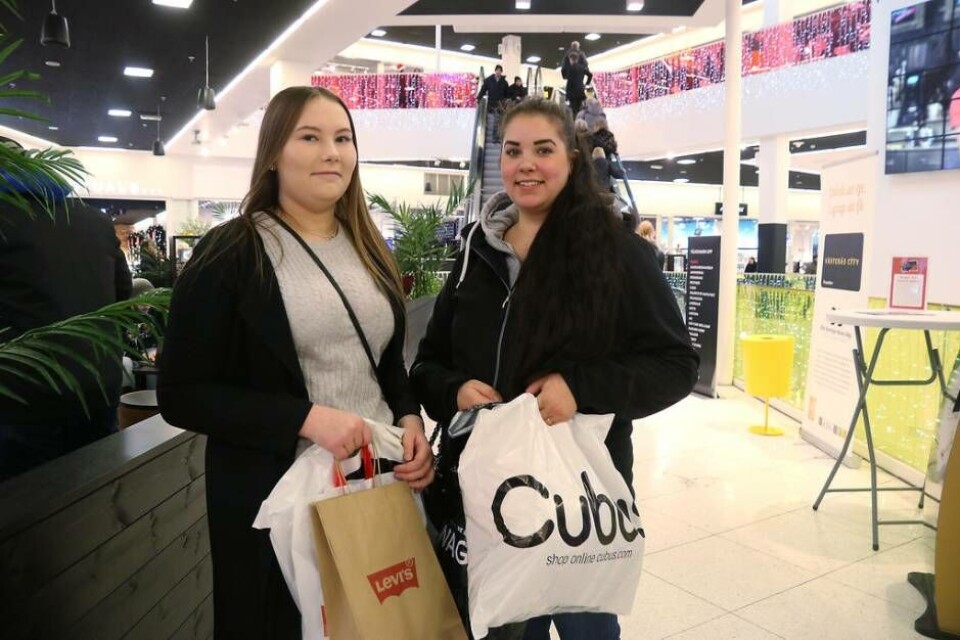 Systrarna Ida och Jessica Kotomäki fyndade under rean. Foto: Jonas Edberg×1 / 3Visa bildtextBild 1 av 3