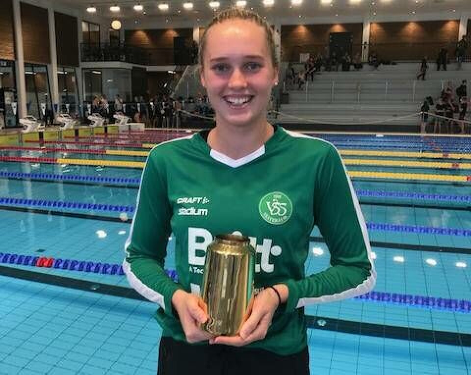 VSS Elvira Mörtstrand håller i klubbpriset som vanns av hemmaklubben på DM. Foto: VSS