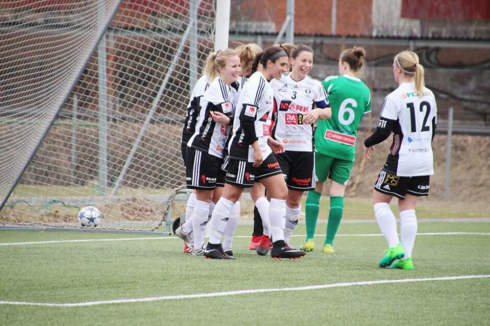 Starkt genrep. BK30:s fotbollsdamer stod för en stark insats i andra halvlek mot allsvenska Hammarby i den sista träningsmatchen före seriepremiären. Matchen slutade 2–3 sedan BK vunnit andra halvlek med 2–0. Här jublar laget efter sitt andra mål i andra halvlek. 'Känslan är jättebra inför seriestarten', säger lagkaptenen Jennifer Forsman Ekfeldt (nummer 3). Foto: Jonas Bergkvist×1 / 5Visa bildtextBild 1 av 5