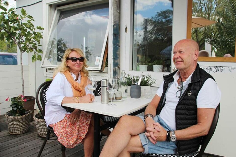 Gästerna Råsi Cronerud och Benny Strand njöt i solen under premiärdagen. Foto: Jonas Bergkvist