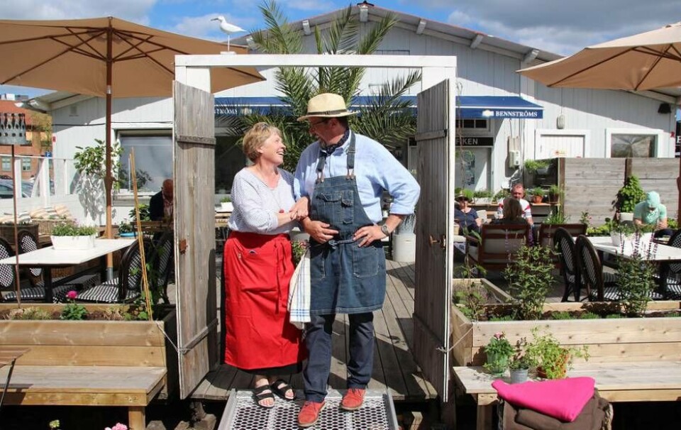 Servitrisen Annika Björk och ägaren Björn Carlsson gläds åt att äntligen få öppna den lilla pärlan La Petite igen nere vid färjkajen. Foto: Jonas Bergkvist