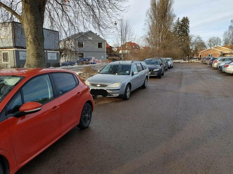 Bilar som fått böter då de stått i utkanten av sjukhusets parkering. Foto: Mikael Andersson Elfgren (M)