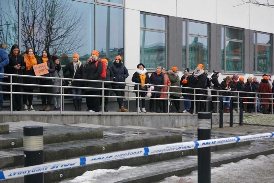 100-tals personer deltog i manifestationen utanför Västmanlands tingsrätt. Majoriteten av dem gick också in i tingsrätten för att höra rättegången. Foto: Josefine Wijkström