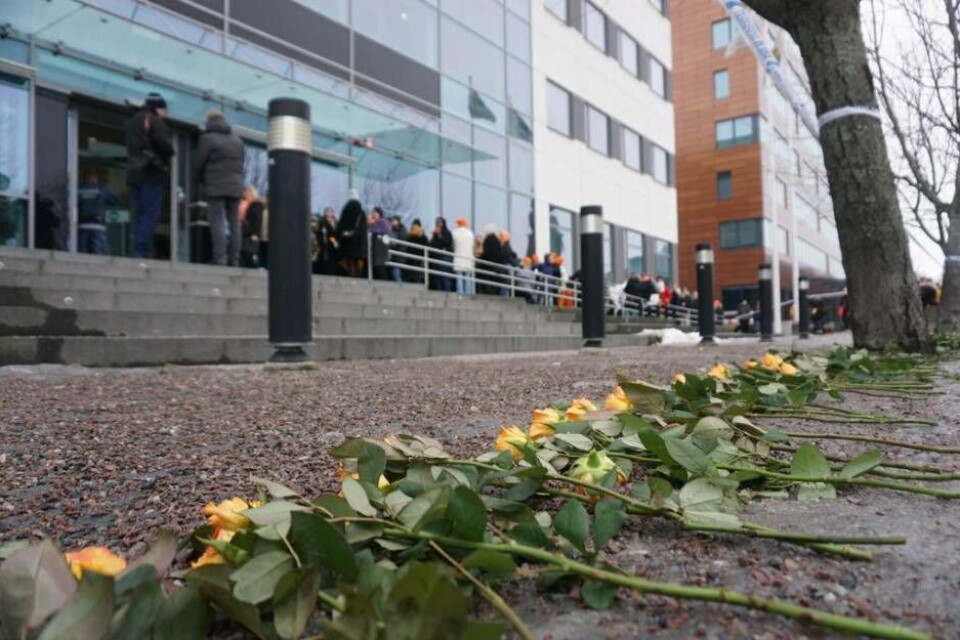 Orangea rosor utan för Västmanlands tingsrätt för att visa stödet för den åtalade. Foto: Josefine Wijkström