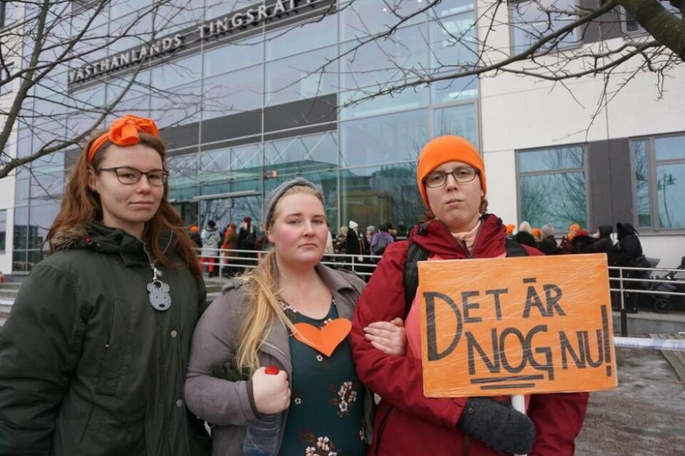 Moa Heijkenskjöld, Liv Nyström och Jessica Sandin deltog i manifestationen utanför Västmanlands tingsrätt. Foto: Josefine Wijkström