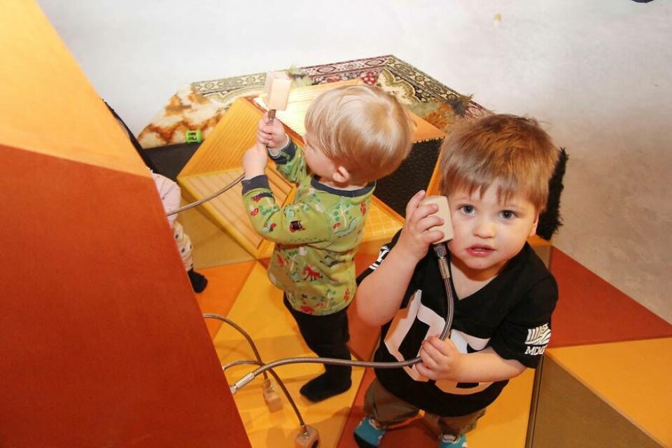 Fängslande ljud. Erik, 2, och Mike, 2, testar länsmuseets nya ljudutställning under premiären. ×1 / 7Visa bildtextBild 1 av 7