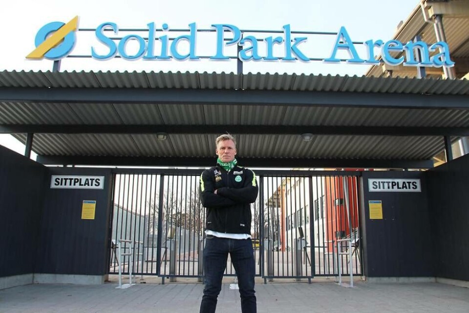 Redo för seriestart. Intresset är mycket stort i stan inför VSK:s premiär i Norrettan hemma på Solid Park Arena på skärtorsdag. ”Jag tror att spelarna kommer att prestera extra bra här på hemmaplan tack vare det starka stödet som finns”, säger Johan Mjällby, som nu går in på sin andra säsong som manager för VSK Fotboll. Foto: Jonas Bergkvist×1 / 2Visa bildtextBild 1 av 2