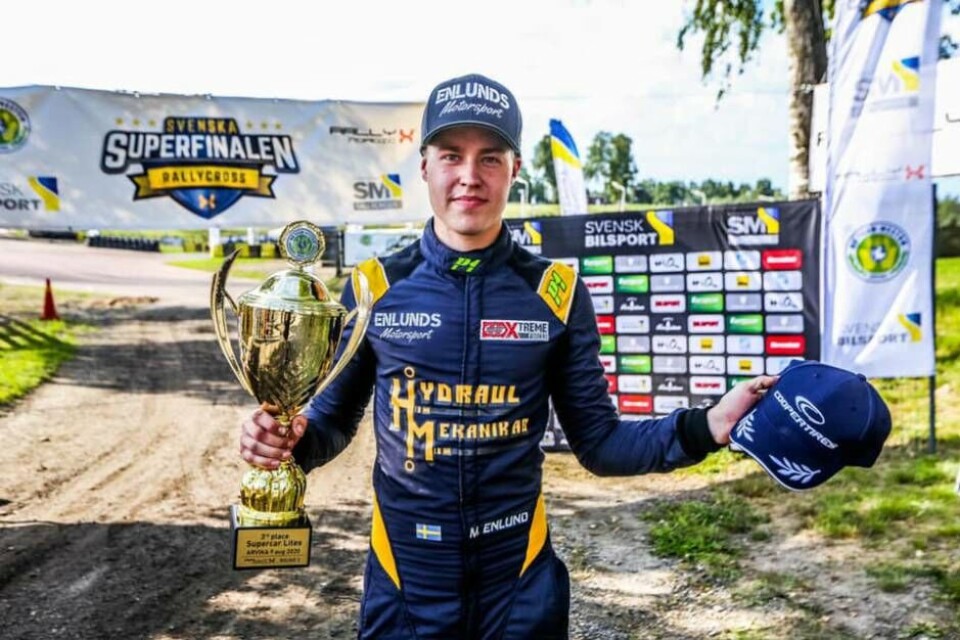 Martin Enlund med pokalen efter tredjeplatsen i RallyX Nordic i Arvika förra helgen i klassen Supercar lites. Foto: Jakub Nitka