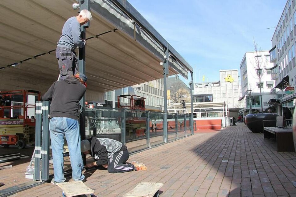 Nya höjder för uteserveringarna. Runt om i Västerås city förbereds det nu för uteserveringssäsongen. På Torggatan hoppas Strike att kunna öppna under nästa vecka. 'Det vore kul att ha premiär på långfredagen när alla är lediga' säger platschef Emil Larsson (t.h). Foto: Peter Hoffström×1 / 3Visa bildtextBild 1 av 3