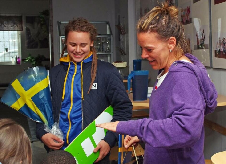 Axel Carlsson firas av bland andra Dansverkstans Linda Hemrell efter NM-guldet. Foto: Dansverkstan×1 / 3Visa bildtextBild 1 av 3