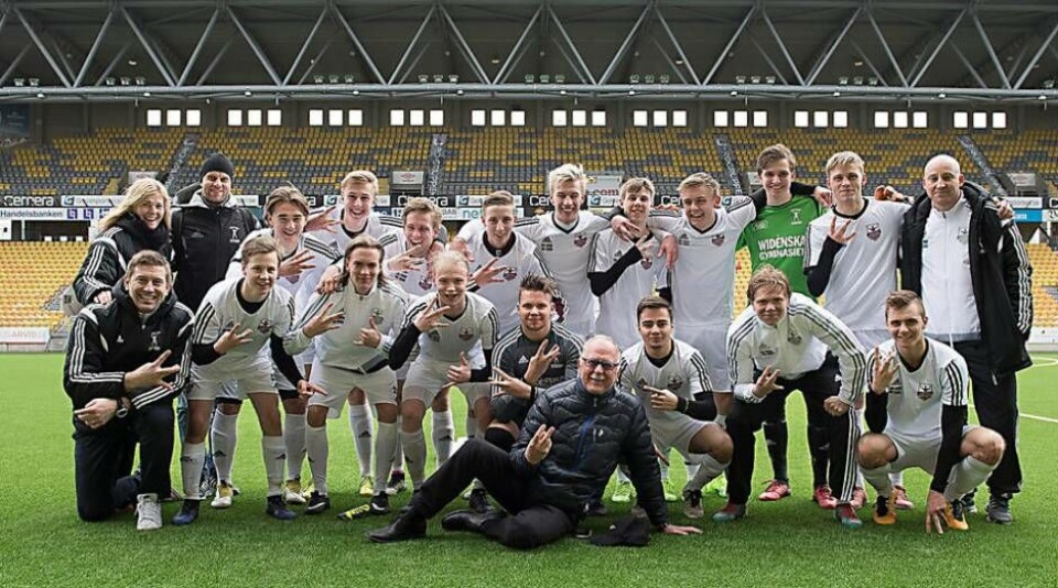 SM-vinnarna! Övre raden från vänster: Anette Mogren, Fredrik Ramström, Eric Engström, Linus Svensson, Felix Larsson, Kevin Custovic, Emil Martin, Edvin Nore, Pontus Collander, Johannes Monus, Max Nordin, Jesper Malm. Nedre raden från vänster: Martin Gustavsson, Albin Welén, Fredrik Lundqvist, Jonathan Eek, Andreas Olsson, Josef Akpinar, Alvin Lööf, Gustav Torseng, Liggande: Bengt Mattsson. Foto: Stefan Borg