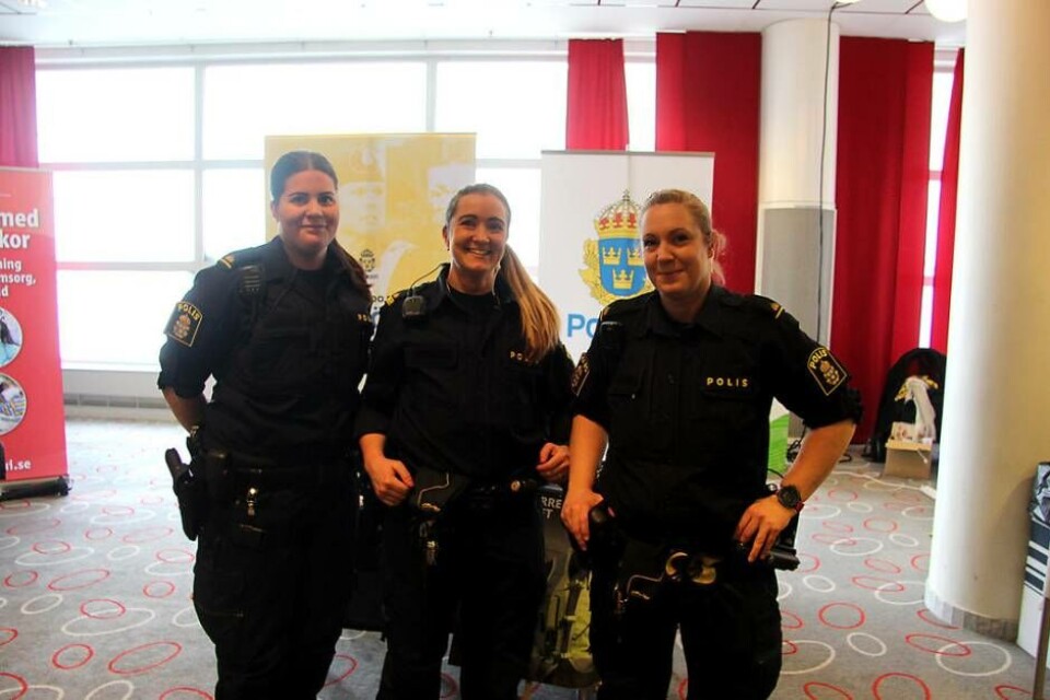 Polistrion Angelika, Linda och Mia var på plats för att försöka locka till sig mer folk. Till år 2024 kommer det att behövas 10 000 fler polisanställda i landet. Foto: Jonas Bergkvist