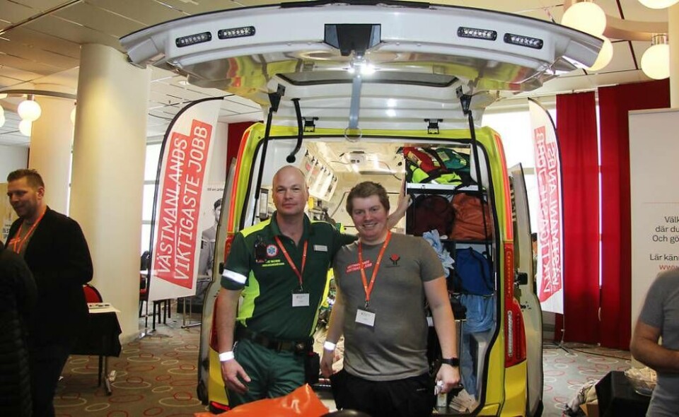 Eric Dalfjord, ambulanssjuksköterska och Niklas Järnehed från Region Västmanlands driftenhet. Foto: Jonas Bergkvist