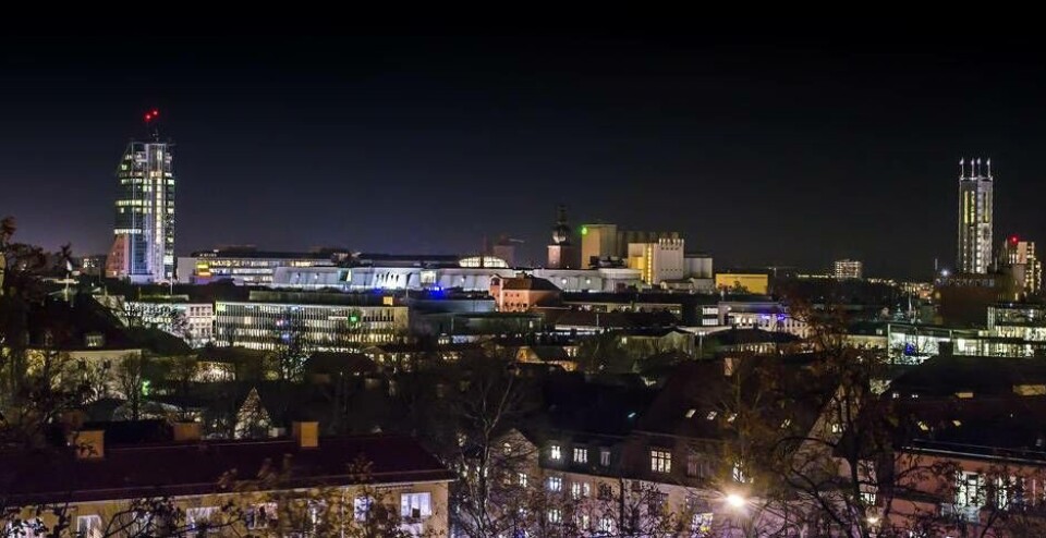 Vaknade av att en sten kastades in genom fönstret
