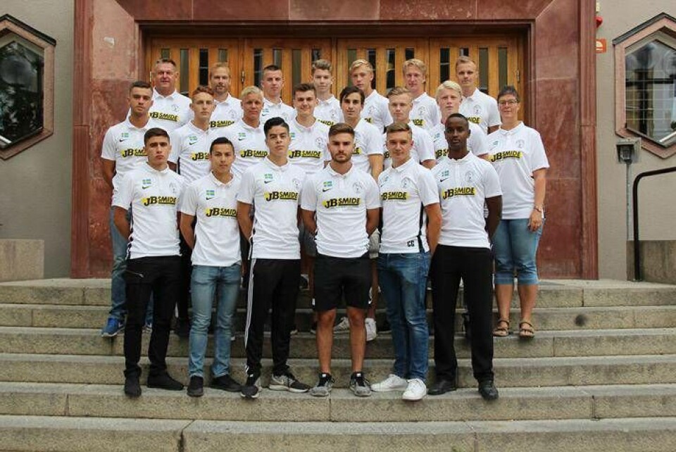 Överst från vänster: Peo Olsson ledare, Marin Dahlqvist coach, Eric Bladin, Erik Gustavsson, Vilgot Clauss, Samuel Vanberg, Mattias Florén coach. Mellanraden från vänster: Michel Diab, Denis Naess, Linus Rönnholm, Jonathan Nordstrand, Benjamin Edbom Kan, Jonathan Eek, Anton Fors, Helena Holmstedt ledare. Främre raden från vänster: Alend Sudki, Brandon Chunokun, Juan Pablo Sanchez Rodriguez, Lewend Omar, Carl Görling och Abbe Mohamed. Foto: Privat