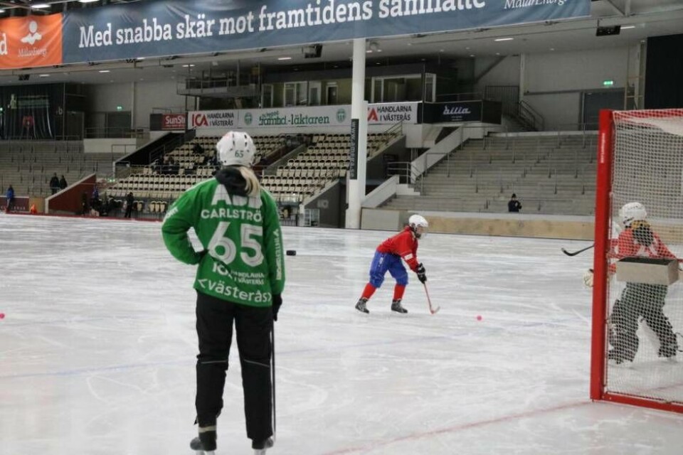 Sara Carlström, målvakt i VSK:s damlag, lärde ut ett och annat knep. Foto: Helena Andersson