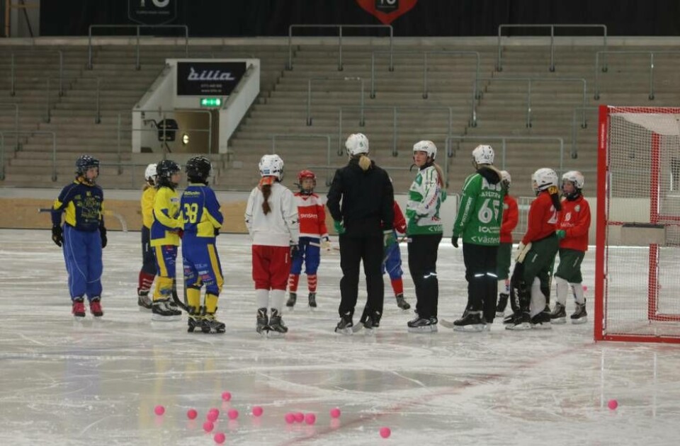 Indelade i mindre grupper fick spelarna öva på olika moment tillsammans med A-lags tjejerna. Foto: Helena Andersson