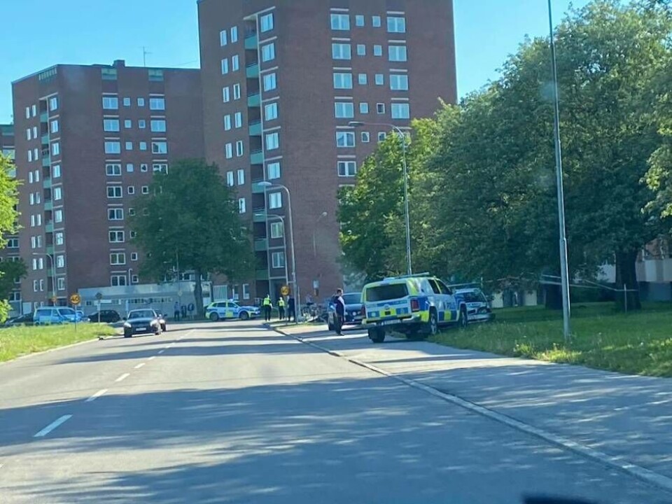 Polisen på plats vid olycksplatsen. Foto: Sara Dahlström (Läsarbild)