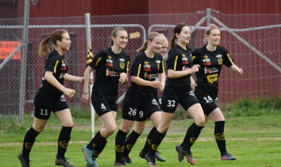 VIK:s fotbollsdamer har haft en jubelsäsong så här långt i sin comeback på seniorsidan. Tre raka segrar i damfyran innan derbyförlusten mot IFK Västerås på onsdagskvällen. Foto: Hellberg Sportfoto