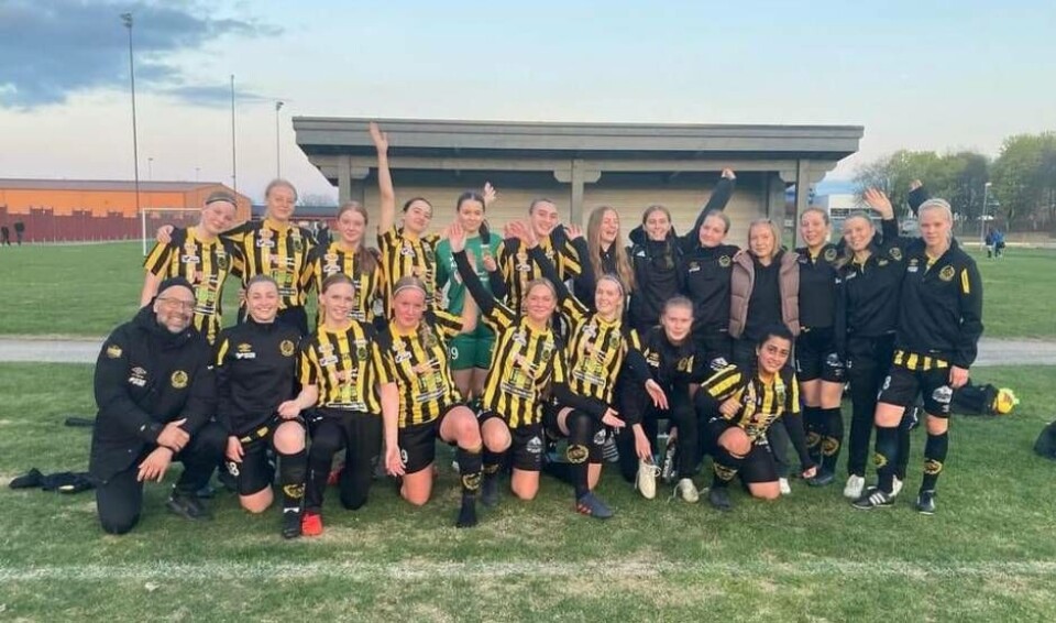 VIK-laget efter den historiska premiärsegern för det ”nya” damlaget mot Forsby. Efter det har det blivit ytterligare två segrar och en topplacering i damfyran. Foto: VIK Fotboll Dam