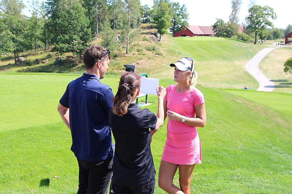 Anna Nordqvist hade ett digert program under sina timmar på Västerås golfklubb, här filminspelning med Svenska golfförbundet. Foto: Jonas Bergkvist