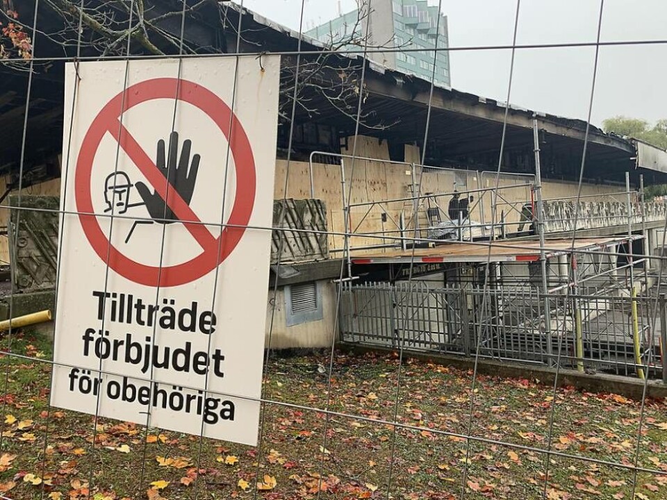 Rasrisk. Polisen bedömer att rasrisken i centrumbyggnaden på Bjurhovda är för stor för att en teknisk undersökning ska kunna genomföras. Foto: Jonas Edberg