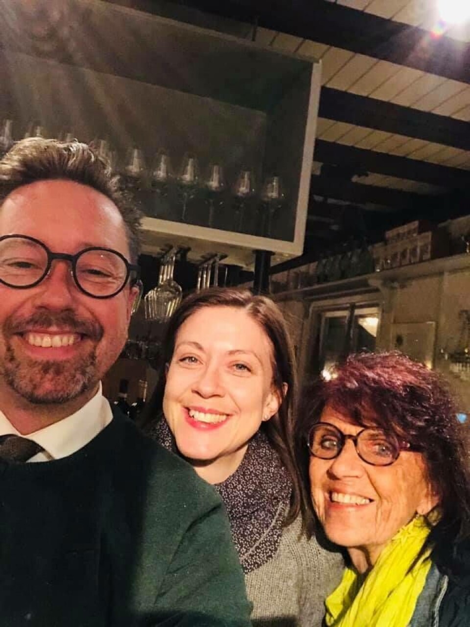 Glatt revygäng. Björn Carlsson och Hanna och Irene Sangemark är glada över att det blir nyårsrevy igen. Bilden togs i veckan på ”mässen” när allt spikades. Foto: Privat