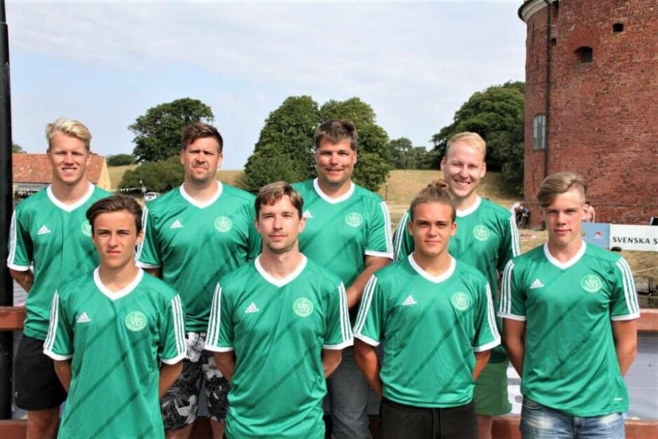 VSS beachvattenpololag kom femma av elva lag i herrklassen på SM efter att ha besegrat Karlstad med övertygande 11–4 i matchen om femteoplatsen.I laget ingick bakre raden från vänster Filip Österlund, Mathias Isaksson, Peter Ahlinder (lagledare) och Jakob Lithammer. Främre raden från vänster Viggo Hallencreutz, Tom Hedlund, Linus Sundin och David Ahlinder. ”Jag är mycket nöjd över hur laget spelat, och vi har redan nu fokus på att samma lag ska uppnå ett än bättre resultat i Malmö 2019”, sammanfattade lagledaren Peter Ahlinder. Foto: VSS