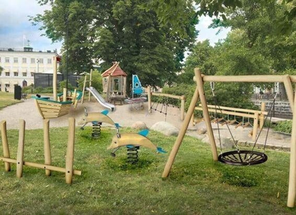 Strandliv är nya temat för lekplatsen i Stadsparken. Lekplatsen kommer inte att se exakt ut som på visionsbilden. Foto: Västerås stad