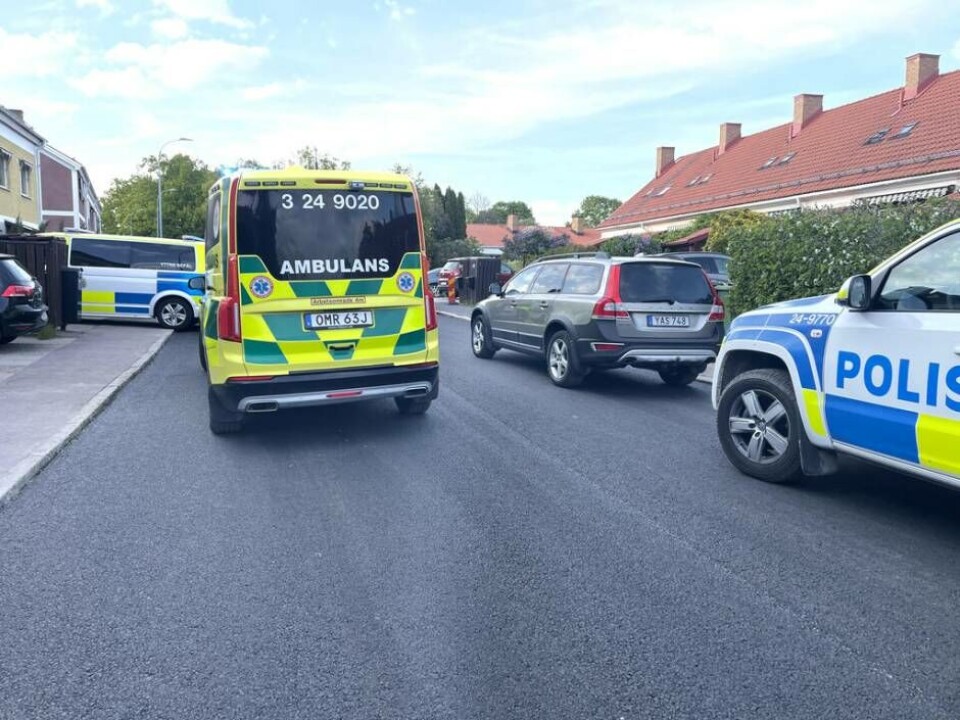En person blev hämtad av ambulans vid Gideonsbergsgatan. Foto: Jonas Edberg