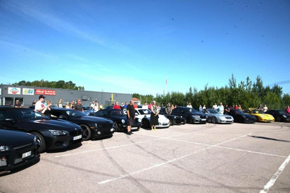 Tillsammans – för Västerås vårdpersonal. Bild från förra helgens träff mellan bilentusiasterna. Kommande lördag väntas betydligt fler ekipage när Corona run hålls. Foto: Cenneth Schiller