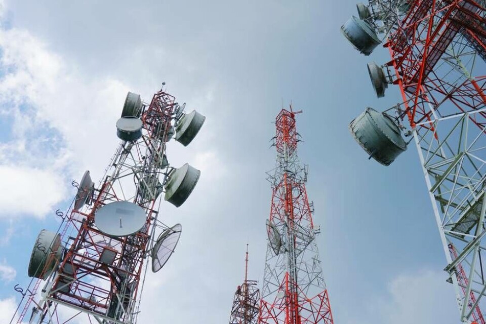 Telecommunication tower against the blue sky Foto: lOvE