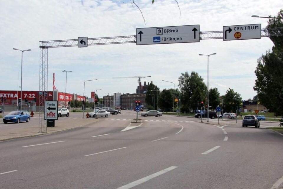 De många rödljusen i korsningen Malmabergsgatan-Pilgatan har gett korsningen dess namn 'Röda torget'. Foto: ARKIVBILD