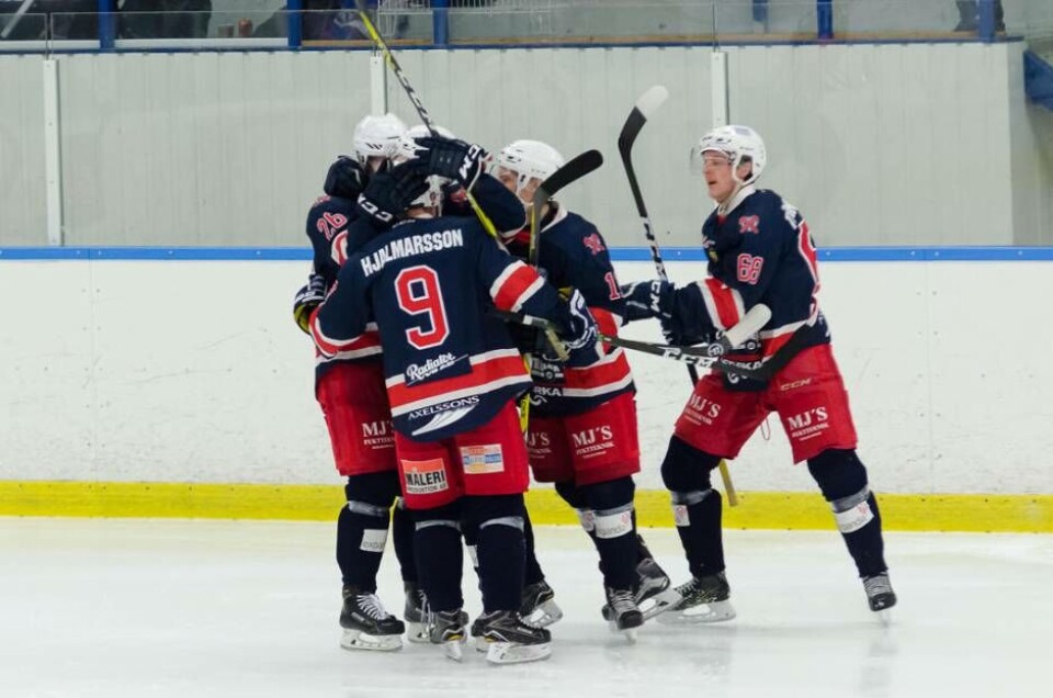 Suras hockeykrigare fick jubla till slut i hemmamötet mot Falun efter att ha vänt ett 1–3-underläge. Nu har man ett drömläge inför sista omgången på onsdag. Foto: Mattias Forsberg×1 / 2Visa bildtextBild 1 av 2