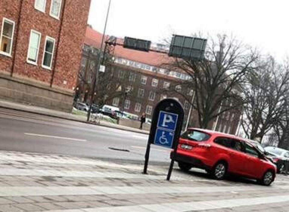 Den röda bilen stod parkerad när den blev påkörd.