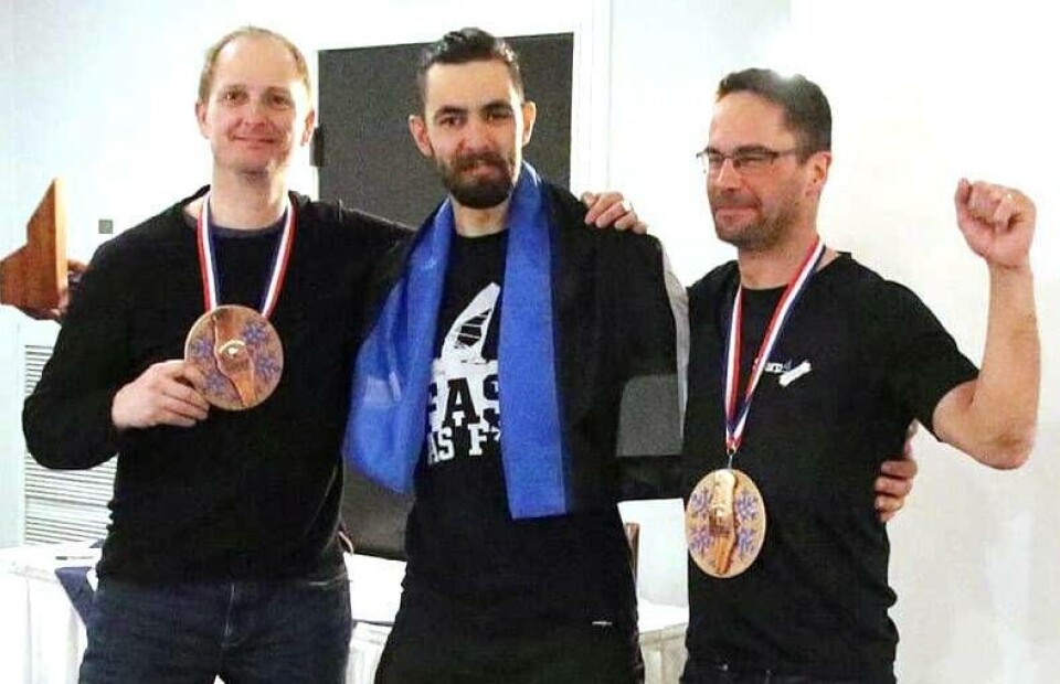 VM-vinnaren Stefan Söderlund (till vänster) tillsammans med andra medaljörer, bland andra svenska landslagskompisen Tobias Bodin (t h). Foto: Enda Pärisma