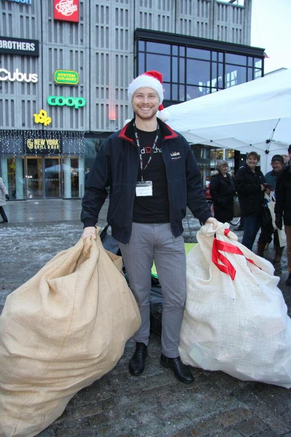 Tomtefar Rikard Lundgren, ordförande och initiativtagare till Food2change med några av de insamlade julklapparna. Foto: Helena Andersson