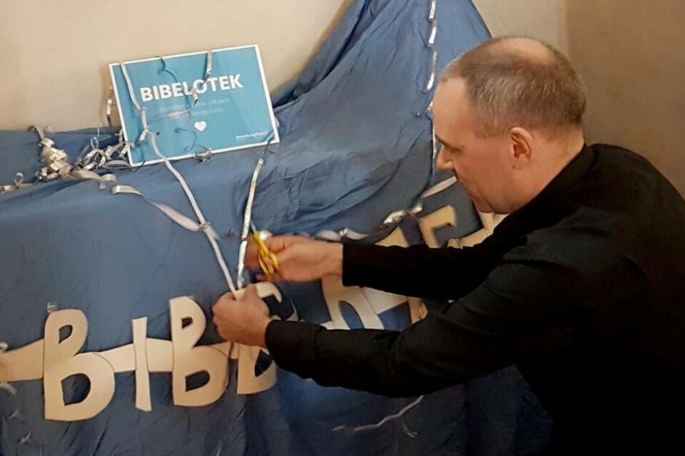 Domprost Daniel Eklund klippte invigningsbandet till det nya ”bibeloteket”.