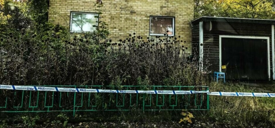 Bostaden där kvinnan hittades död har spärrades av för teknisk undersökning. Foto: Stefan Lindgren