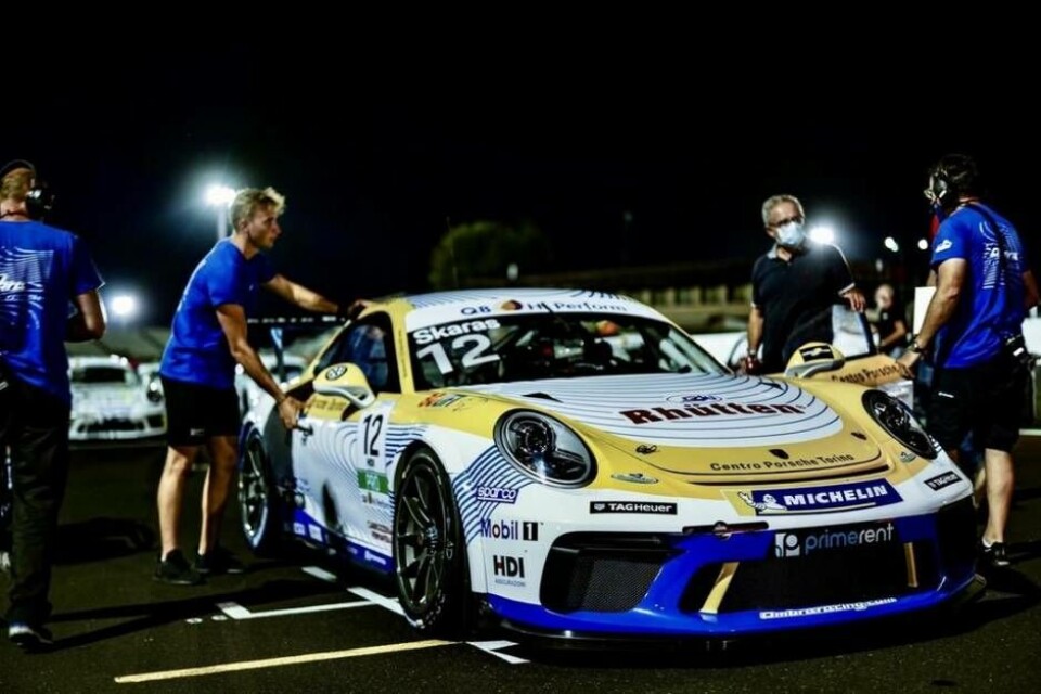 Västeråsaren Emil Skärås känner sig redan hemmastadd i täckt bil och i Misano blev det en pallplats i den blågula Porschen. Foto: Pressbild