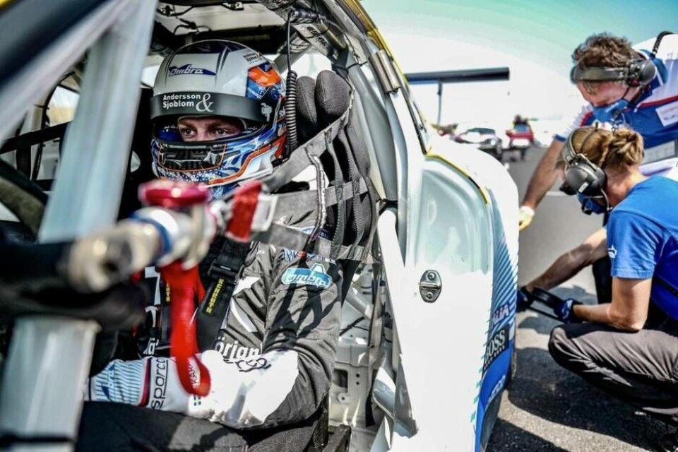 Västerås racingtalang Emil Skärås har gjort stora framsteg under de fyra race han kört i Porsche Carrera Cup Italia. I helgen kom toppresultaten hittills – en tredjeplats i Misano. Foto: Pressbild