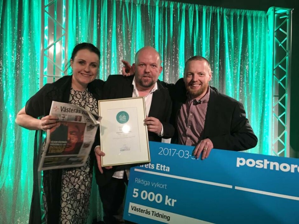 Dubbelt prisade. Bland annat stod Västerås Tidning som vinnare i kategorin Årets initiativ för magasinet Kvinna. ”Det känns jätteroligt att få ett sånt här erkännande. Magasinet blev både bra och var väldigt uppskattat', säger Kvinna-redaktören Frida Heldemar, här på bild tillsammans med redaktionens Jonas Bergkvist och vice vd Daniel Bjernedal. Foto: Mikael Jonsson/Umeå Tidning×1 / 4Visa bildtextBild 1 av 4