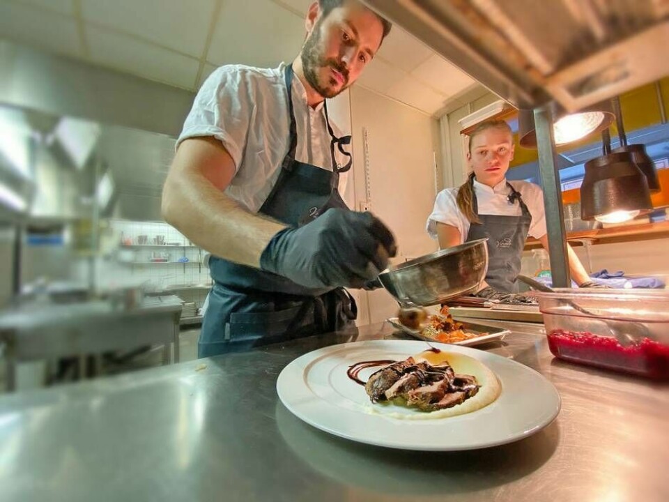 Mario Kisso och Bonnie Norberg i köket på Varda. Foto: Fredrik Klevenhaus