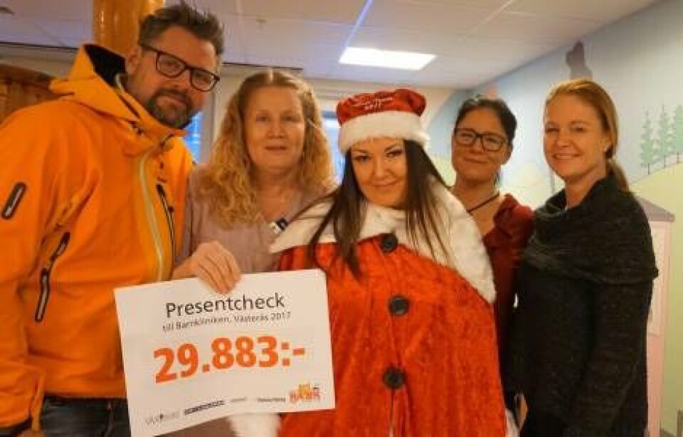 Julklapp till barnkliniken. Catrine Nilsson, enhetschef för barnkliniken i Västerås, tog emot checken på 29 883 kronor. Pengarna är överskottet från Växhusets och Västerås Tidnings arrangemang Västerås Barnfestival i somras. Här ses Nilsson tillsammans med Jonas Bresser från Växhuset, Årets tomte Olivia Åhs, Jonna af Petersens från Västerås Tidning och Annika Nehrer från Punkt och Gallerian. Foto: Josefine Wijkström