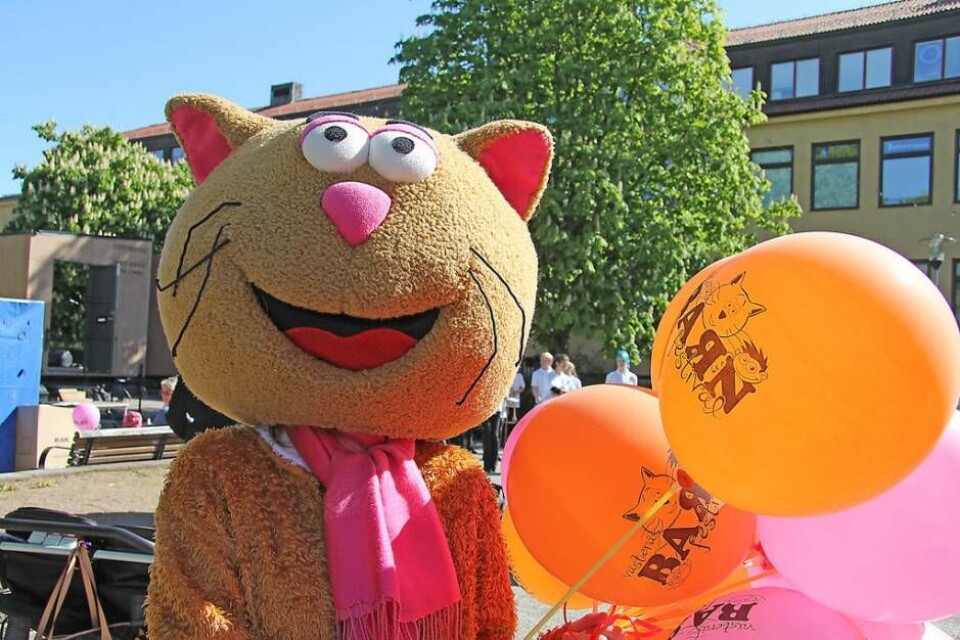 Barnens vän. Tasse är en av figurerna som barnen får träffa på festivalen. Foto: Helena Andersson