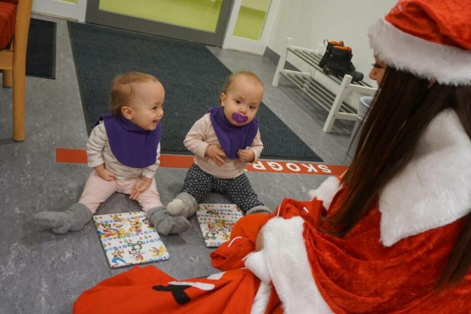 Ella och Felicia Bennström, 1 år, blev glada över sina julklappar från tomten. Foto: Josefine Wijkström×1 / 3Visa bildtextBild 1 av 3