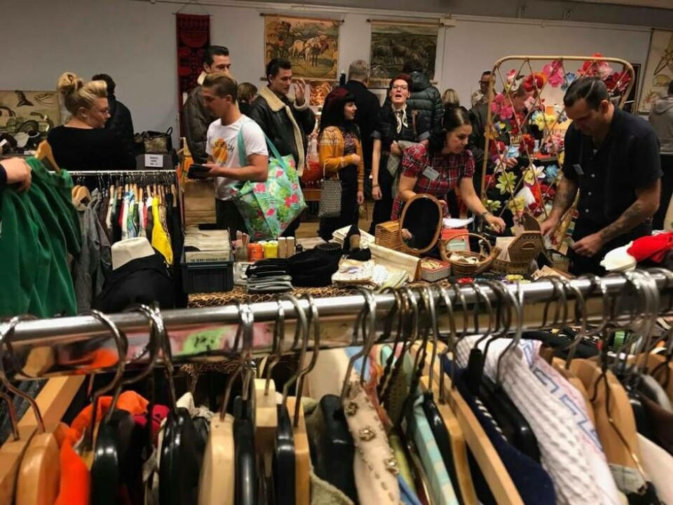 Ett noga utvalt sortiment av prylar, kläder, möbler, glas och porslin från 50-, 60- och 70-talet säljs under Retromarknaden. Foto: Västerås retro