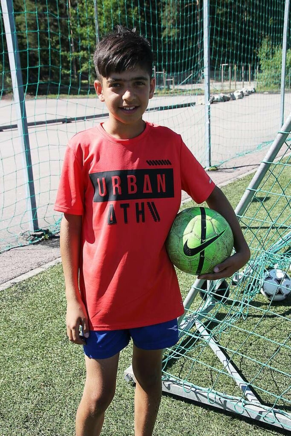 ”Englandsseger”. Taher Taher, 11 år, hade ingen speciell spelarfavorit och trodde att England skulle vinna över Sverige med 3–2 även om Sverige kämpade väl. Foto: Helena Andersson