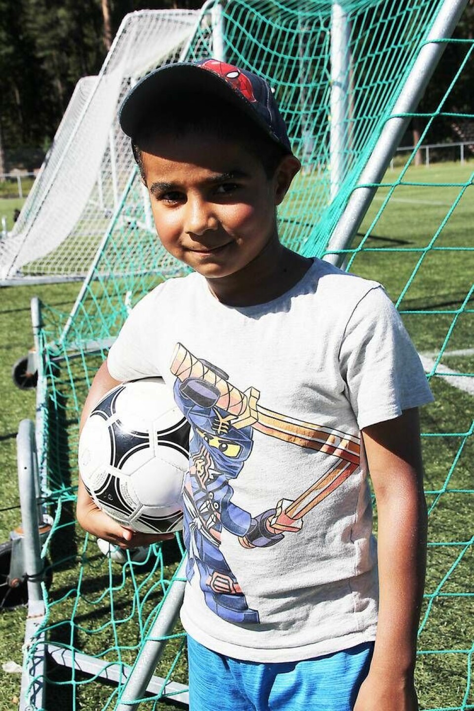 ”Sverige gör 13 mål”. David Bergström, 6 år, tippade stora siffror då han trodde att Sverige skulle göra 13 mål och England 14 och därmed ta hem segern. Foto: Helena Andersson