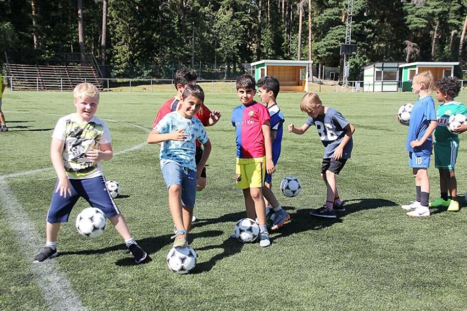 ”Jättekul”. Ett gäng killar som tyckte att det var jättekul att spela fotboll. Foto: Helena Andersson